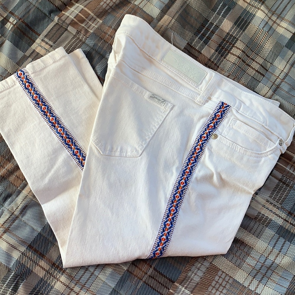 Seven Jeans White Denim Capri w/embroider detail Size 8